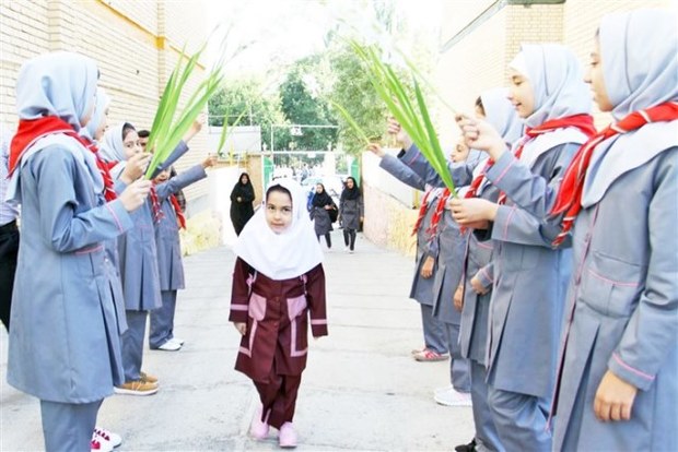 نخستین حضور غنچه ها و شکوفه های استان یزد در مدرسه