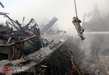 تلاش آتش نشانان و نیروهای امدادی در پی حادثه پلاسکو 