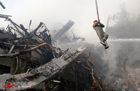 تلاش آتش نشانان و نیروهای امدادی در پی حادثه پلاسکو 
