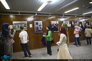 بازدید جمعی از شخصیتهای اجتماعی و فرهنگی کشورهای بوسنی و مقدونیه از بیت امام در جماران