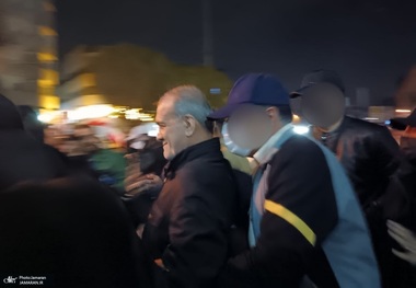 حضور سرزده پزشکیان در تجمعات مردمی شب ۱۲ فروردین + عکس و فیلم