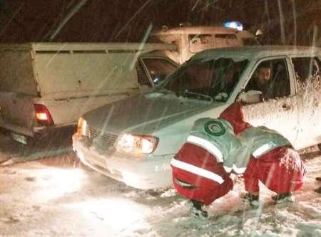 اسکان اضطراری 40 مسافر گرفتار در برف توسط هلال احمر همدان