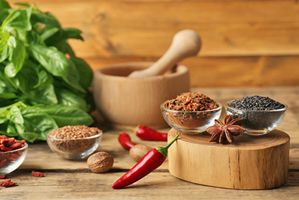 معرفی 10 ادویه و گیاه دارویی برای مراقبت از بدن