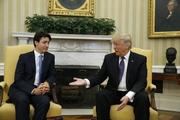 چهره جالب نخست‌وزیر کانادا هنگام دست دادن با ترامپ+عکس