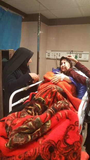 بازدید نماینده استاندار کرمان از حادثه دیدگان زلزله در مراکز درمانی