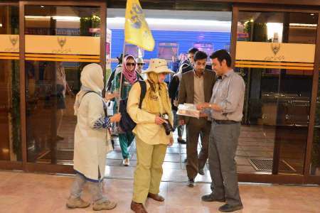 گردشگران خارجی قطار عقاب طلایی از اماکن تاریخی یزد بازدید کردند