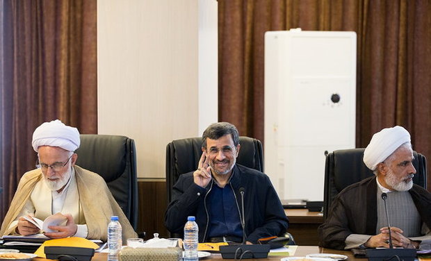 چه اتفاقی افتاده که احمدی نژاد نماد پیروزی نشان می دهد؟