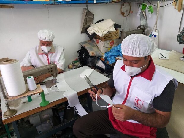 تولید ماسک توسط خانه‌های هلال، داوطلبان و خیرین هلال احمر قزوین