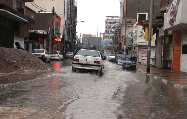 نخستین باران پاییزی شهروندان آبادانی را با مشکل مواجه کرد