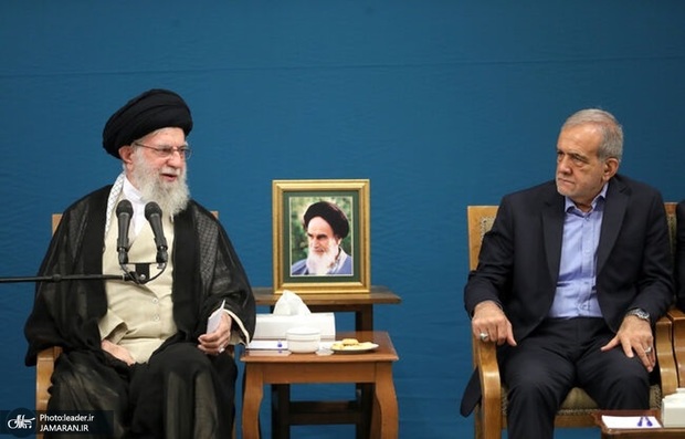 گفت و گوی پزشکیان با رهبر معظم انقلاب در مورد نحوه رسیدگی به پرونده قضایی متهمان و مجرمان حوادث اخیر