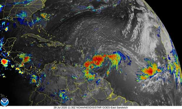  تصویر ماهواره‌ای از رعد و برق درون طوفان 