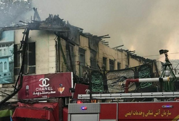 مهار آتش سوزی چند باب مغازه و تکیه قدیمی در چهارراه میدان گرگان