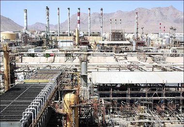 یک کارشناس اقتصادی: اگر قرار است بازار قیمت‌ها را تعیین کند، پس دستمزد کارگران هم دستوری نباشد/مدیران اقتصادی به شوک به نرخ ارز عادت کرده‌اند و بهره‌وری فراموش شده/ چرا به شرکت‌های صادرات محور انرژی ارزان می‌دهید؟