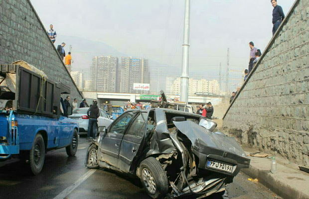 تصادف 3 دستگاه خودرو در بزرگراه تهران - کرج با 2 مصدوم