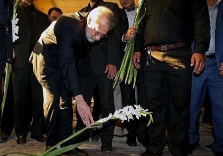 رئیس مجلس شورای اسلامی به مقام شامخ شهدا در بجستان ادای احترام کرد