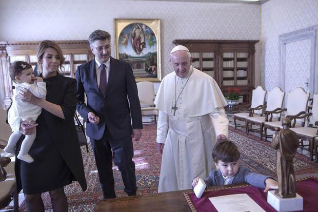 عکس/ بازیگوشی پسر خردسال رییس جمهور کرواسی در اتاق پاپ