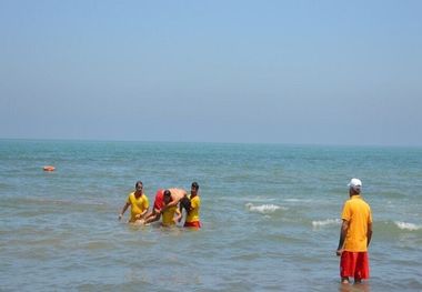 نجات هشت نفر از غرق شدن در ساحل آستارا