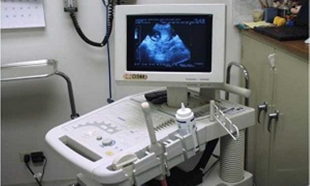 یک دستگاه سونوگرافی به بیمارستان دیر اهدا شد