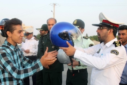 اهدای یک هزار کلاه ایمنی به راکبان موتور سیکلت در قزوین