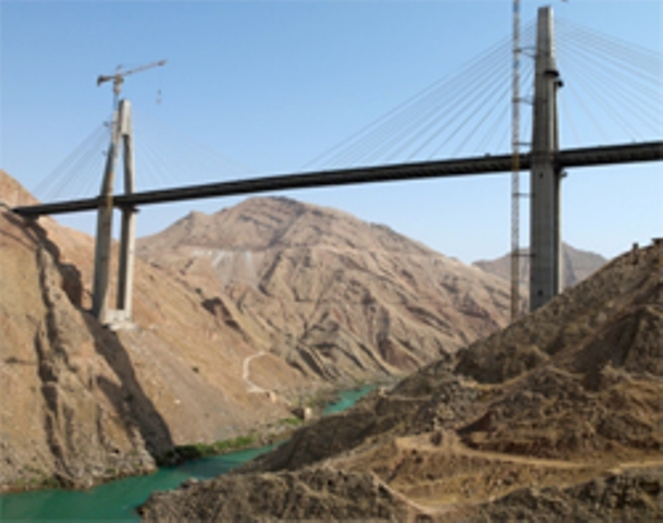 بهره برداری از پل کابلی نفت و گاز ایران بر روی دریاچه سد کارون 4