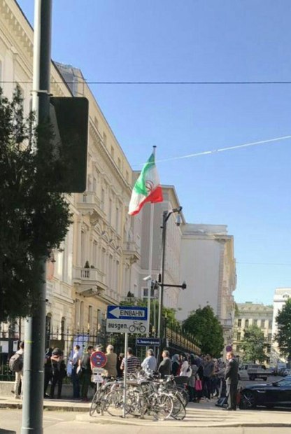 صف طولانی اخذ رای در مقابل سفارت ایران در «وین»+عکس