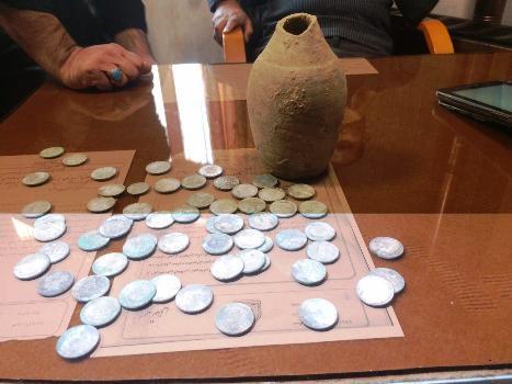 70 سکه نقره ناصرالدین شاهی در شهرستان اراک کشف شد