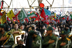 اقامه نماز رهبر معظم انقلاب بر پیکر سپهبد شهید حاج قاسم سلیمانی و شهیدان مقاومت