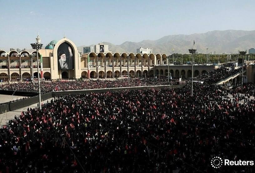 بدرقه باشکوه رهبر شهید از زاویه دید عکاسان خارجی