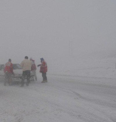 مه غلیظ در گردنه های شمالی استان زنجان دید رانندگان را کاهش داده است