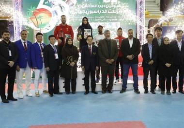  نوجوانان پسر و دختر ایرانی روی سکوی قهرمانی
