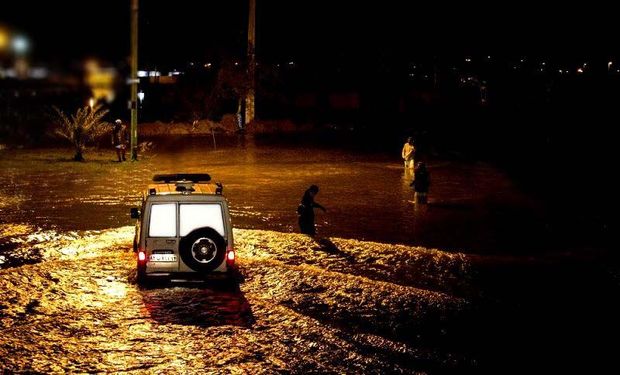 سیلاب راه ارتباطی ۱۳ روستای قلعه‌گنج را قطع کرد