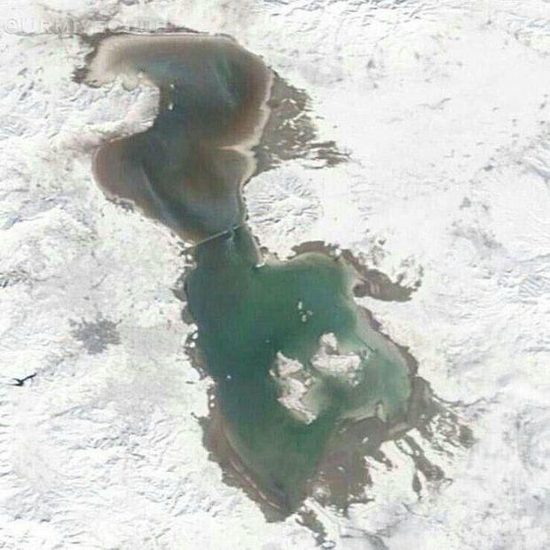 عکس هوایی از دریاچه ارومیه‌‌ی احاطه شده در برف