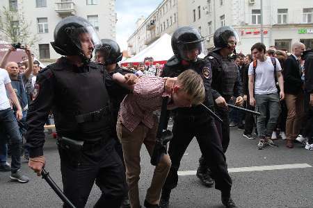 شمار معترضان بازداشت شده در مسکو نزدیک به 900 تن بود