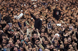 اقامه نماز رهبر معظم انقلاب بر پیکر رئیس جمهوری و یارانش