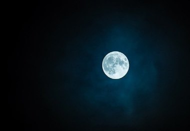 چرا زمین تنها یک قمر دارد؟
