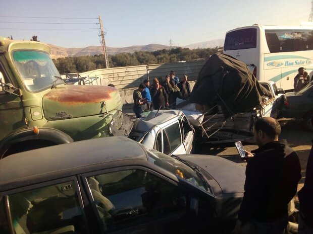 تصادف زنجیره ای ۵ خودرو در اسلامشهر ۲ نفر مصدوم شد