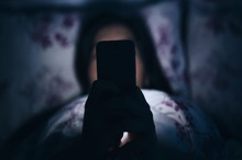 پیگیری مداوم اخبار قبل از خواب چه ضرری دارد؟