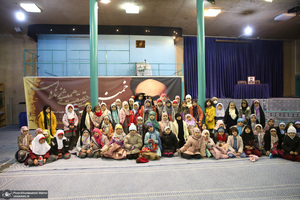 بازدید جمعی از دانش آموزان از بیت امام خمینی (س) در جماران