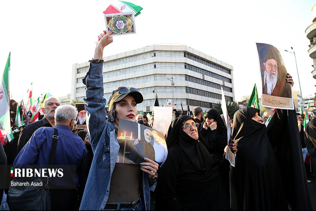 دیدگاه روزنامه اصولگرا: خانم بدحجابی که در راهپیمایی شرکت می‌کند با بقیه بدحجاب‌ها فرق دارد