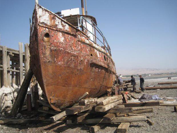 انتقال قدیمی ترین کشتی موجود در دریاچه ارومیه به موزه دریایی بندرشرفخانه