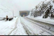 انسداد سه محور در استان همدان به علت بارش شدید برف و عدم ایمنی کافی