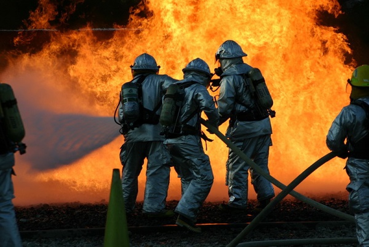 نجات 13 نفر از میان شعله های آتش