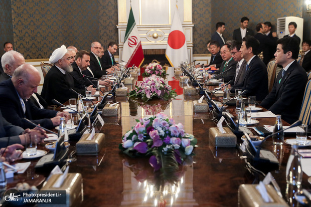 روحانی: کلید در دست واشنگتن است؛ با رفع تحریمهای غیرقانونی شرایط متفاوت خواهد شد/ جنگ با یک ملت حتماً محکوم به شکست است/ آبه: برای حفظ روابط اقتصادی با ایران از جمله ادامه واردات نفت با آمریکا مذاکرات جدی داشته‌ایم