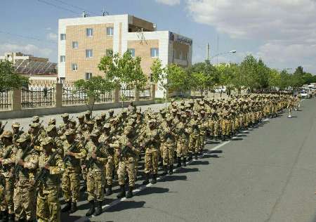 آئین روز ارتش و رژه نیروهای مسلح در آران و بیدگل برگزار شد