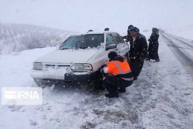 سرنشینان ۳۵ دستگاه خودرو گرفتار در برف در اشنویه رهایی یافتند