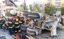 مرگ یک راننده در سقوط کامیون میکسر روی سواری پژو