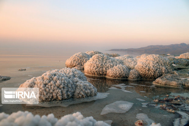 برداشت ۱۵ هزار تن نمک از بستر دریاچه ارومیه