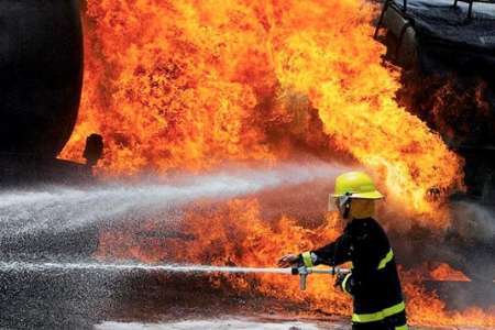 نجات 40 نفر گرفتار درمیان دود آتش در کرج