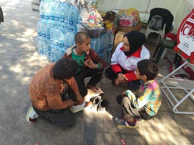  مهربانی دوست‌داشتنی و خالصانه کودکان کار در قزوین؛ اهدای یک جفت کفش به سیل‌زدگان