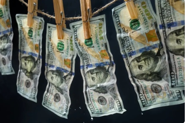 آمریکا از ارسال محموله دلار به عراق امتناع می کند